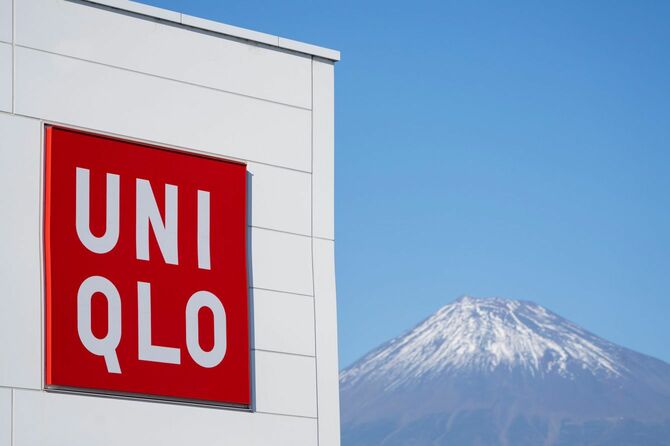 富士山を背にしたユニクロの店舗看板