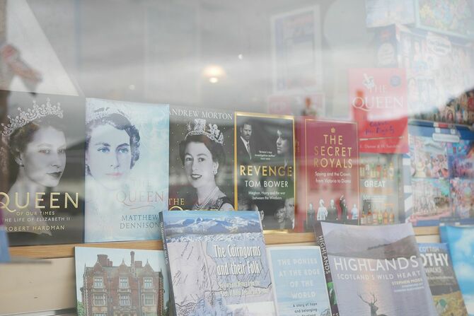 イギリス内の書店には故女王関連の本が陳列されていた