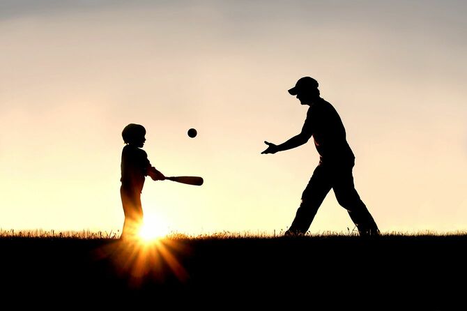 父と息子が野球のシルエット