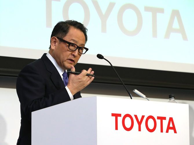 資本業務提携を発表し、記者会見するトヨタ自動車の豊田章男社長