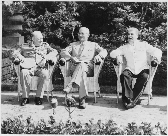 ポツダム会談を前に撮影された左からチャーチル首相、トルーマン大統領、スターリン首相。
