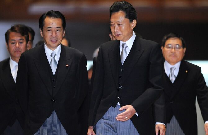 2009年9月16日、東京の皇居で行われた新閣僚と天皇との会談の後、副総理兼国家戦略担当大臣の菅直人（左）と話す新首相の鳩山由紀夫（当時）