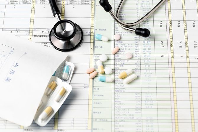 健康診断結果と聴診器と薬