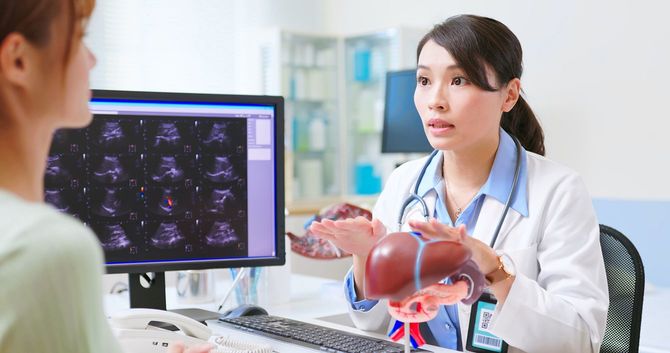 肝疾患の説明をする医師