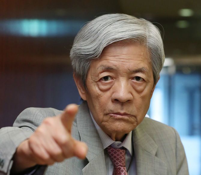 撮影に応じるジャーナリストの田原総一朗氏＝2017年10月4日、東京都港区