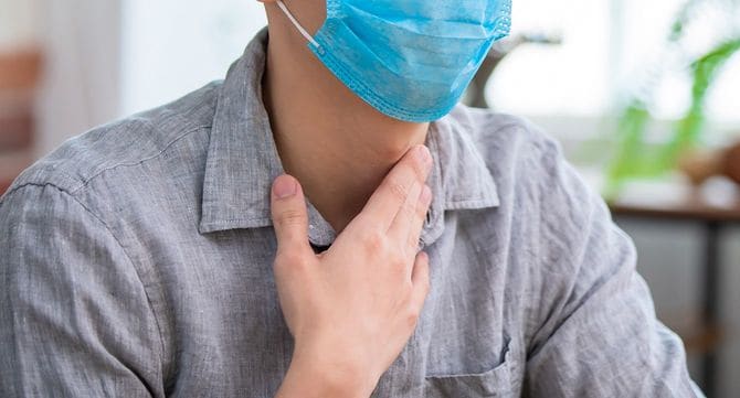 アジアの男性は喉の痛みがある