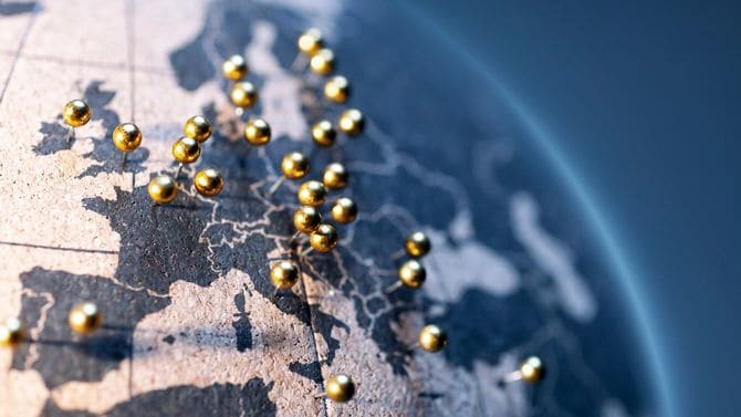 欧州連合の州と首都にゴールドのピン