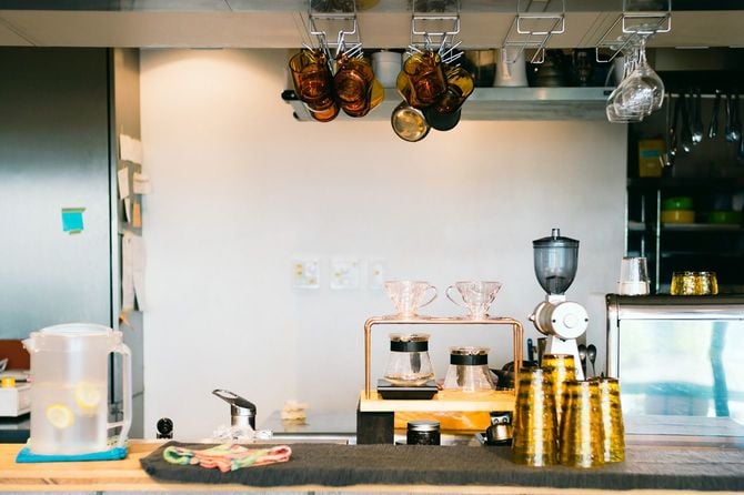 人けのないカフェのカウンター