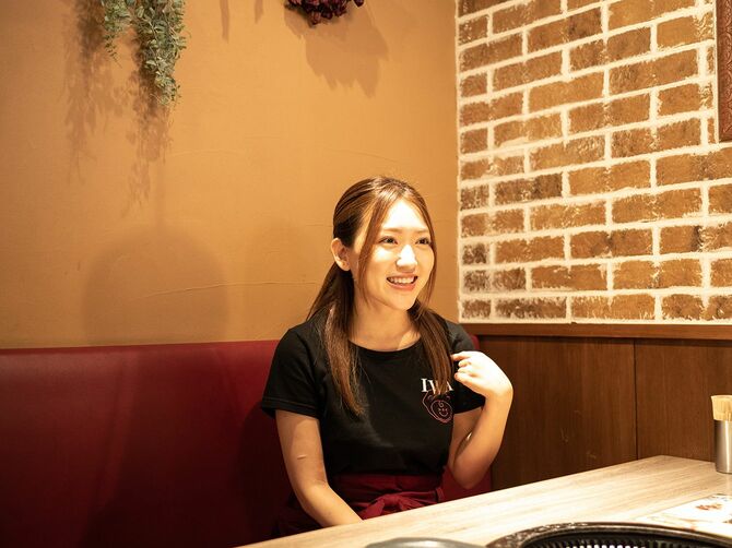 インタビューに応じる内田眞由美さん