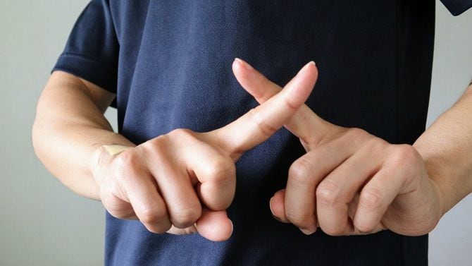 手でバツを作る人