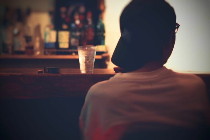 バーにいる男性