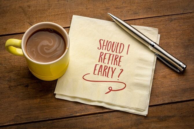 紙ナプキンに書かれた「Should I retire early?」の文字