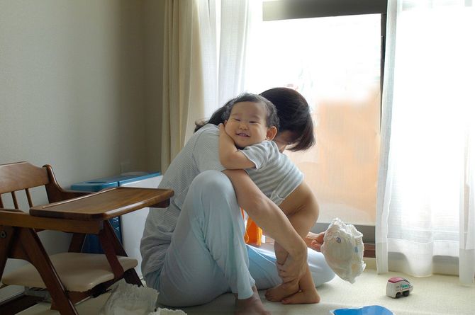 母親と赤ちゃんのおむつ