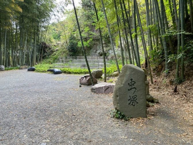 建長寺の虫塚の周囲は石でできた昆虫の像が置かれている