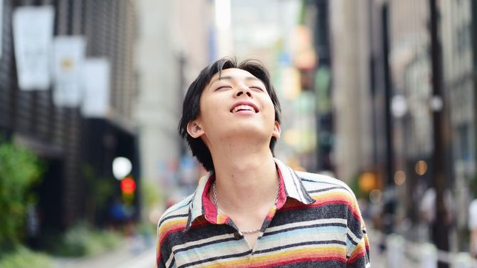 カラフルな服を着た中性的な男性