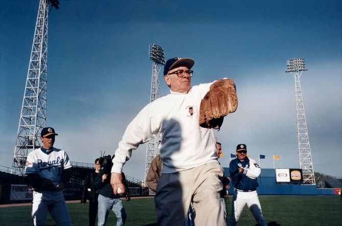1998年1月1日、自身が所有する米野球3Aチーム「オマハ・ロイヤルズ(現ストームチェイサーズ)」の試合に姿を著したバフェット