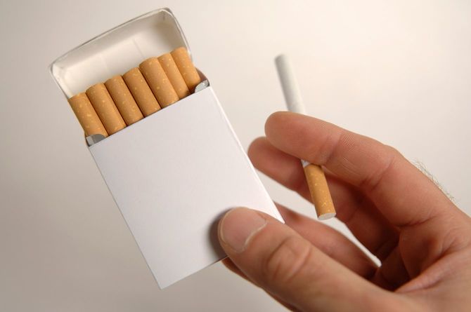 タバコを持つ手元