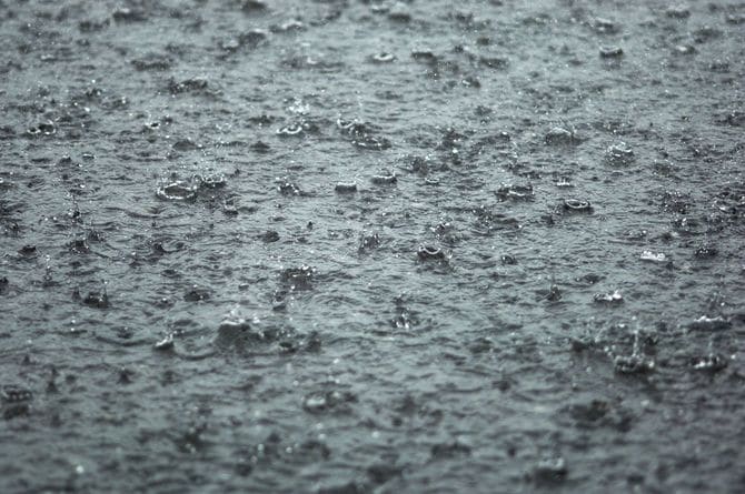 水面に打ち付ける激しい雨