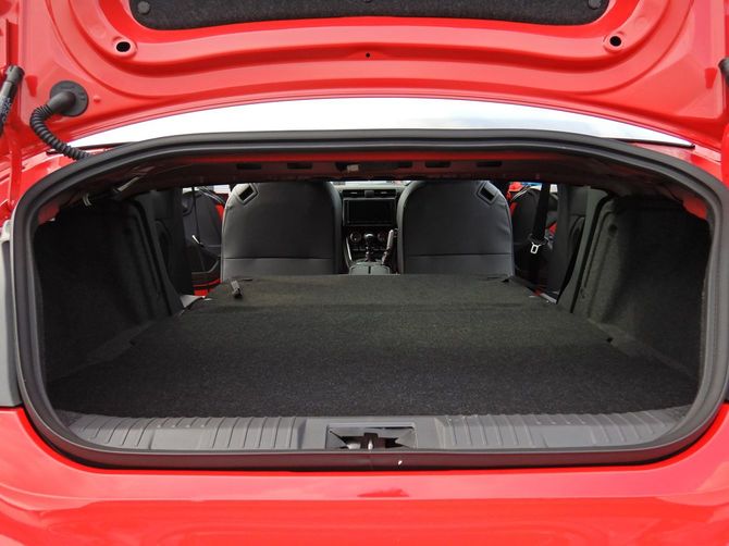 後方座席は従来型と同じく前倒し可能