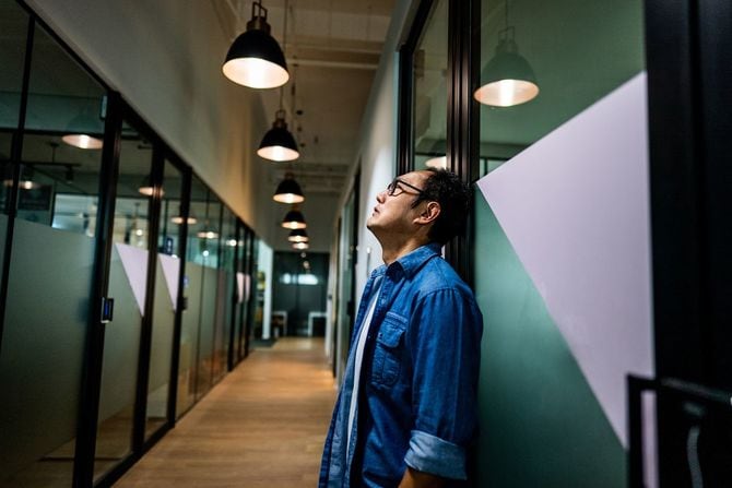 オフィスで佇むビジネスマン