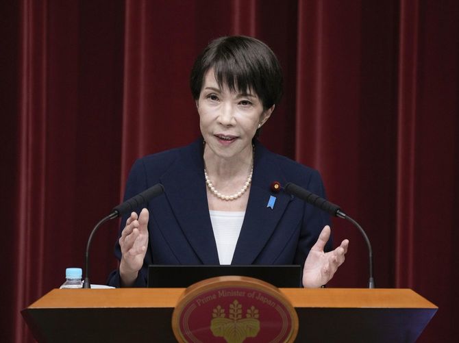 記者会見で消費税の減税を表明した高市首相=2026年1月、首相官邸