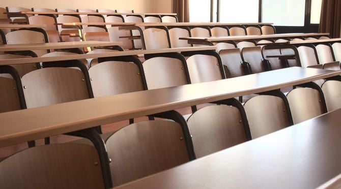 空の教室のショット