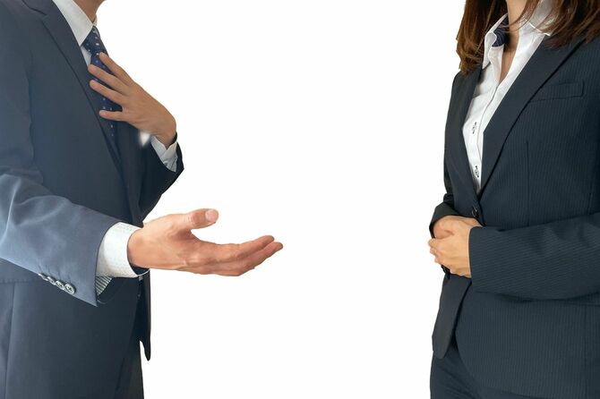 説明をするビジネスマン