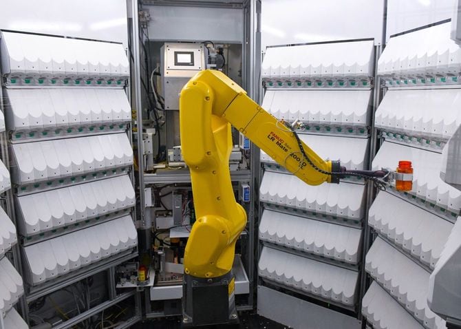 2021年7月15日、アリゾナ州ルーク空軍基地にて作業するイノベーションズ社製の調剤ロボット「ロベルタ