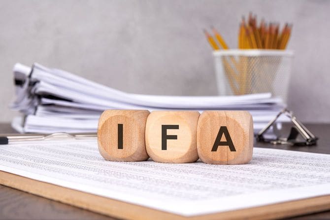 木製ブロックで「IFA」の文字