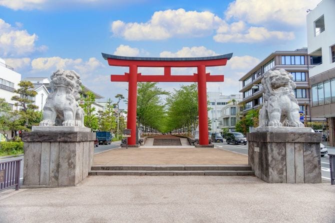 鶴岡八幡宮と由比ヶ浜を結ぶ参道、若宮大路