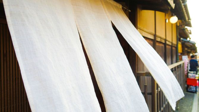 風にたなびくのれん