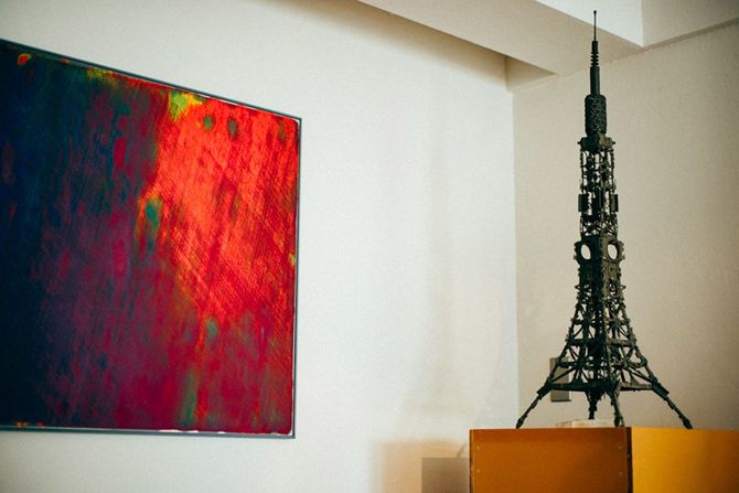 左の版画、小野耕石（https://www.onokouseki.com/）／右の彫刻、大塚諒平（https://www.ryoheiotsuka.com/）