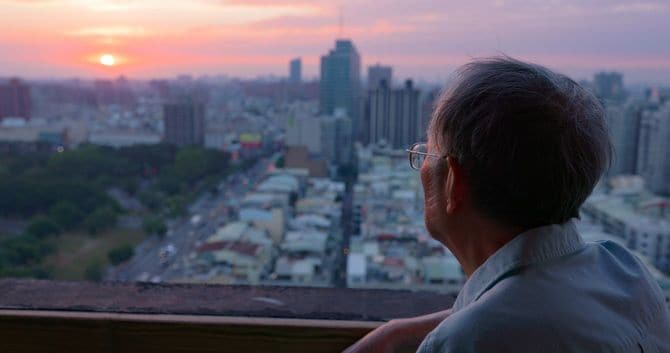 外を見ている老人