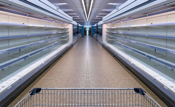 スーパーマーケットの空の棚