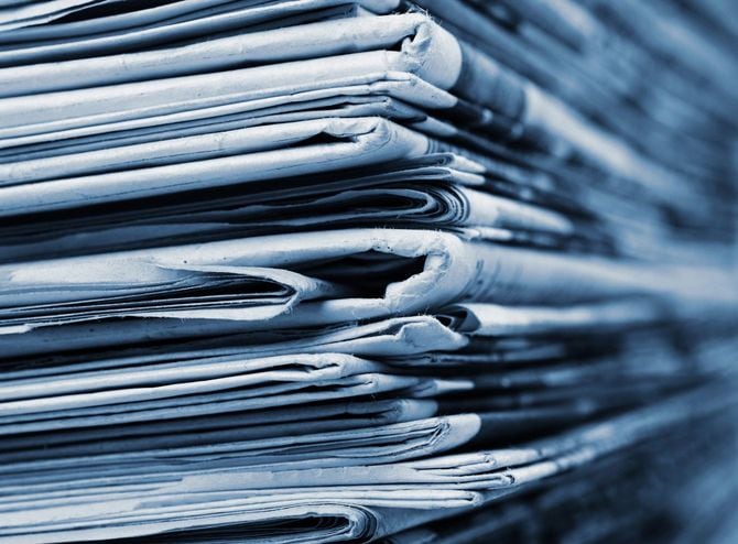 積み重ねて置かれた新聞