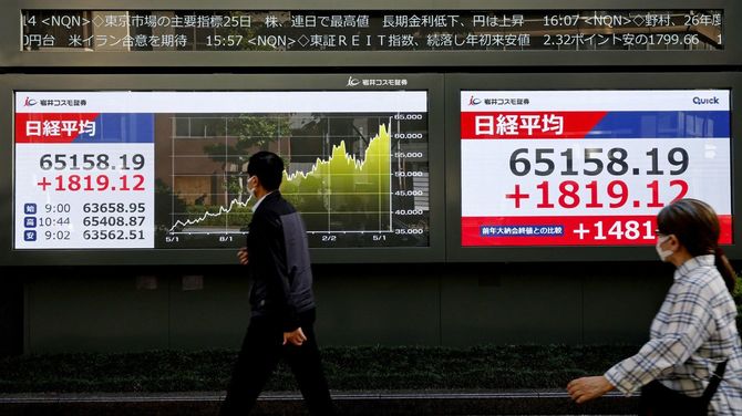 終値が初めて6万5000円台となった日経平均株価を示すモニター＝2026年5月25日午後、東京都中央区