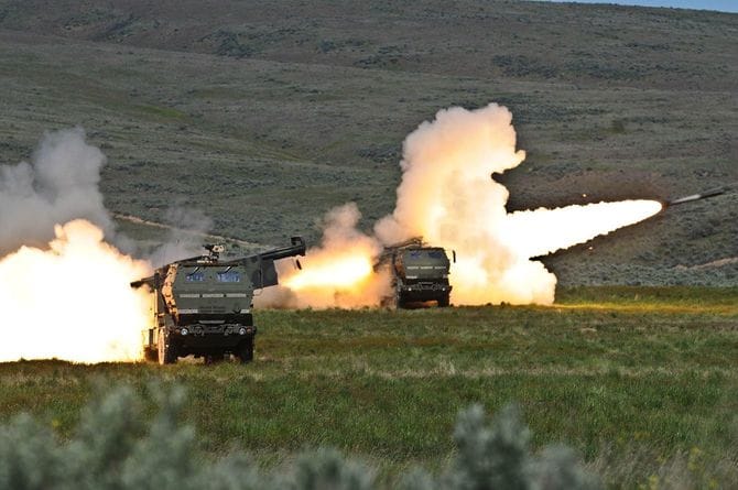 2011年5月24日、ワシントン州中部のヤキマ演習場にて、高機動ロケット砲システム（HIMARS）