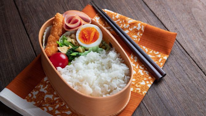 曲げわっぱに入ったお弁当