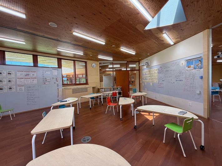 机や椅子も揃えない。自由をイメージさせる教室