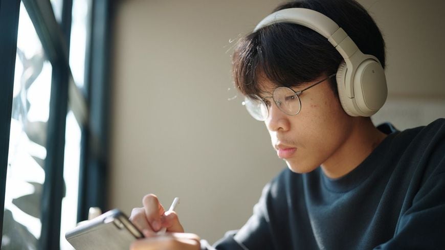 タブレットを使って勉強をする10代男性