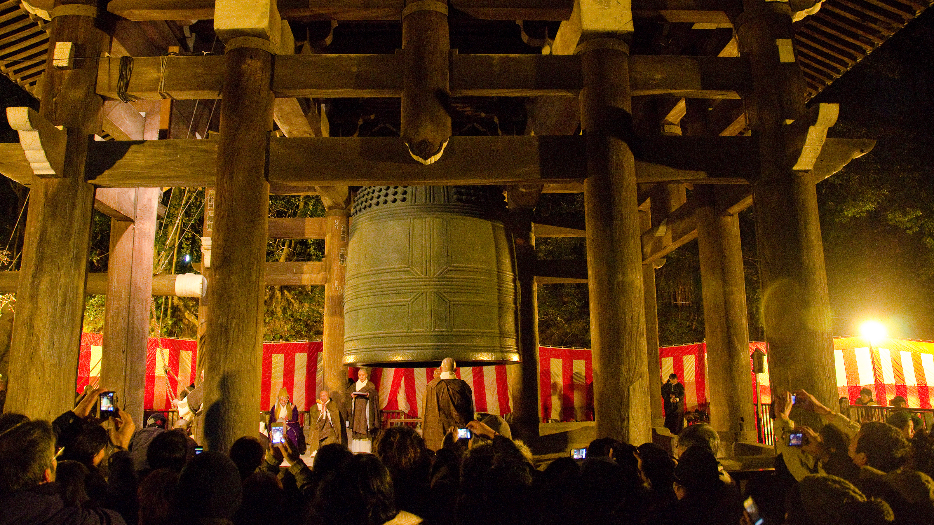 Vào đêm giao thừa, "Joya no Kane" - nghi thức rung chuông chùa, vang vọng khắp đất nước, tượng trưng cho việc rũ bỏ những điều xui xẻo của năm trước và chào đón một khởi đầu mới.