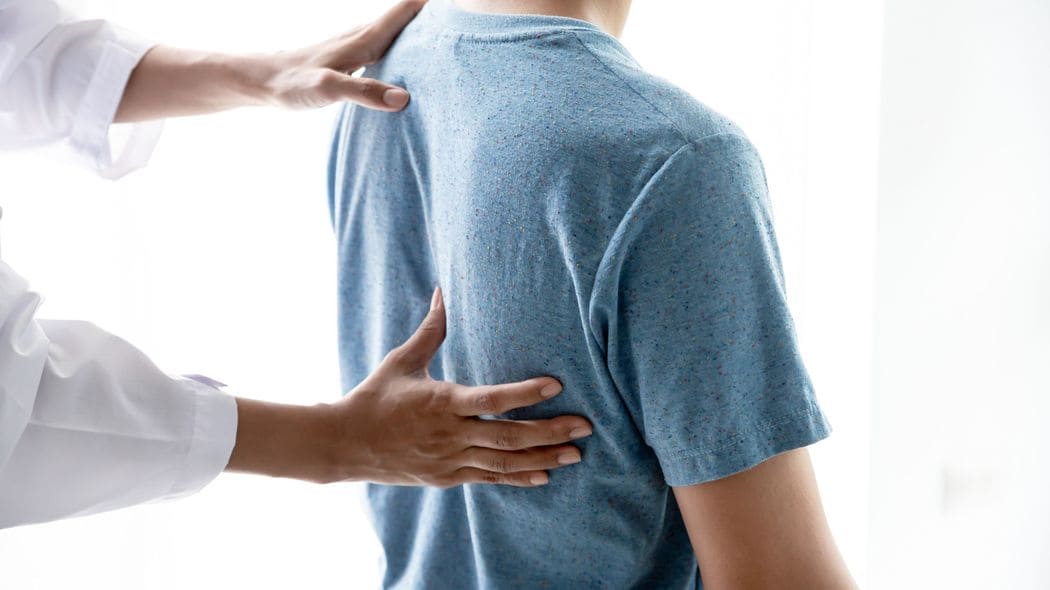 いくら背筋を伸ばしても猫背は治らない…シュッとした中高年が毎日ゆるめている｢両手を使った30秒ケア｣ 背中が丸くなる原因は｢肩｣ではない理由