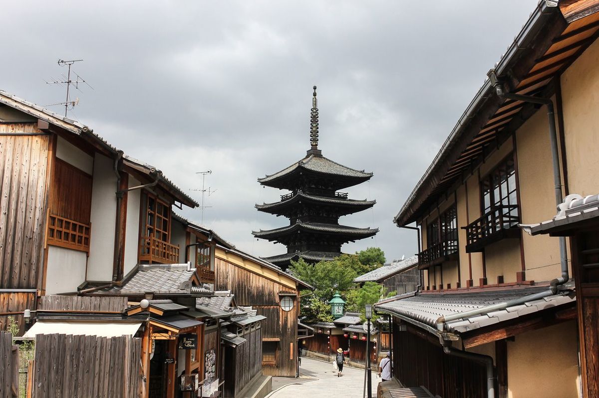 京都・東山地区の町並みと東寺の五重塔
