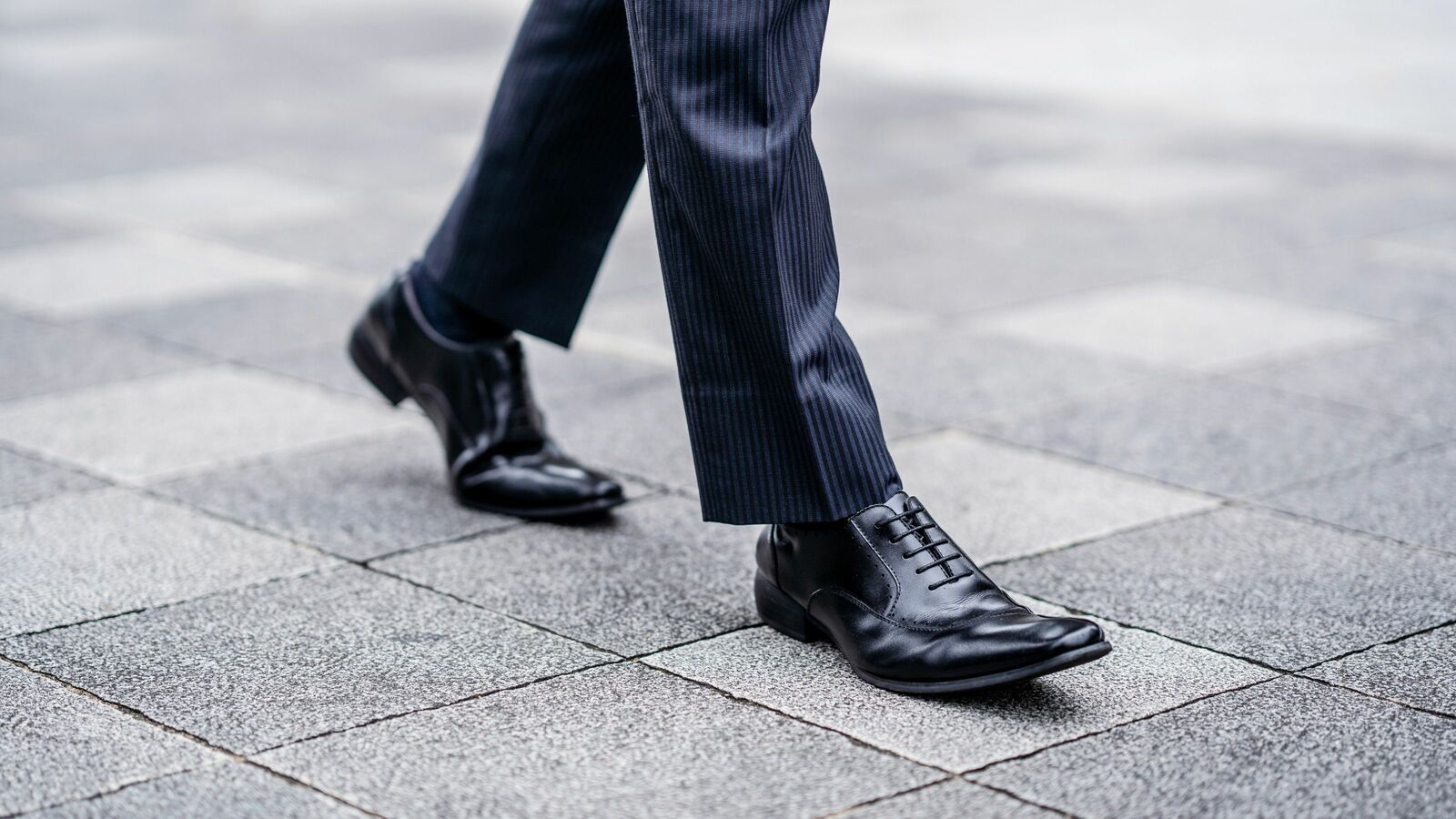 ｢足の裏｣でも｢ふくらはぎ｣でもない…通勤するだけでヘトヘトになる人が3分間揉むべき｢意外な脚の部分｣ これで外回りも疲れにくくなる