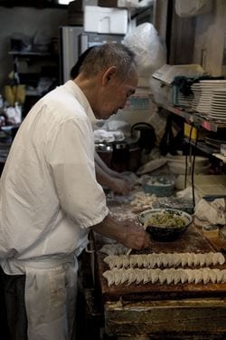 『雪松』でギョーザを包む3代目