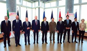 G7および欧州連合（EU）の首脳と写真撮影するゼレンスキー・ウクライナ大統領。