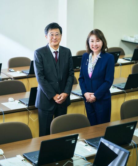 鳥取大学医学部附属病院の原田省病院長（左）とグローバルヘルスコンサルティング・ジャパン社長の渡辺幸子氏