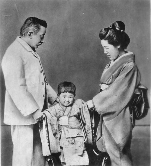 小泉八雲(ラフカディオ・ハーン)と妻セツ、長男の一雄
