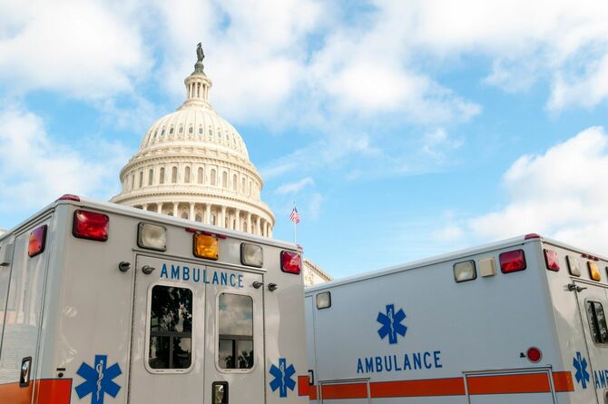 ワシントンD.C.の米国連邦議会議事堂と救急車