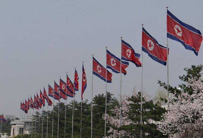 北朝鮮旗が並んではためく景色